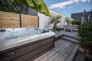 Aménagement de terrasse en céramique et bois thermochauffé dans les Landes