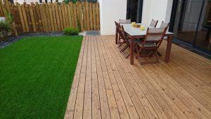 Aménagement de terrasse en thermopin bois thermochauffé dans les Landes
